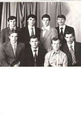 На просторах интернета попалась вот такая фотография французов 1972-1977. Третий слева в верхнем ряду – Сарников.