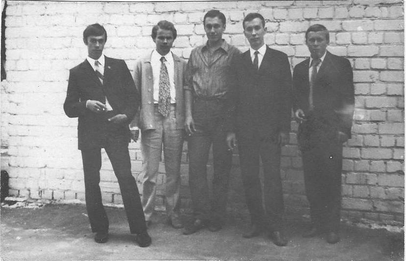 Группа 101-501а 1974 года выпуска, слева направо: Юрий Хуторской, Владимир Морозов, Леонид Сухорезов, Сергей Шаргатов, Валерий Ганишев. Увы, тех, кто справа от меня, уже нет с нами.