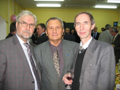 На фуршете в честь 45-летия ПФ (2007): Белоусов, Кочетков (our ex-English teacher/ Кстати, в 70-ых служил в Уганде), Юрин.
